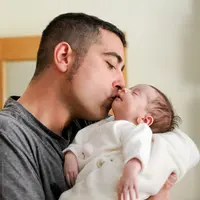 Cara praktis bagi ayah untuk membantu bayi tidur lebih lama dan tenang. (Foto: javi indy/Freepik)