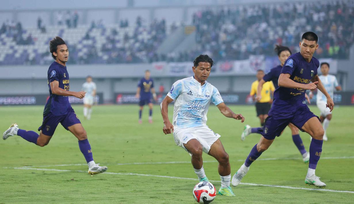 Sementara, PSIM berupaya keras mengimbangi permainan Persita sambil mencari peluang untuk melakukan serangan. (Bola.com/M Iqbal Ichsan)