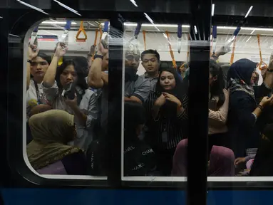 Warga saat mencoba menaiki moda raya Terpadu  Mass Rapid Transit  MRT di Stasiun MRT Bundaran HI, Jakarta, Jumat (29/3). Terkait tarif kereta MRT minimum yag telah disepakati adalah Rp.3000 sampai maksimum Rp.14.000 dari Lebak Bulus- Bundaran HI. (merdeka.com/Imam Buhori)