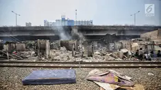 Suasana paska kebakaran di permukiman kumuh di RW 02 Kampung Walang, Lodan Raya, Jakarta, Minggu (25/8). Kondisi Kampung Walang kini porak-poranda. (Liputan6.com/Faizal Fanani)