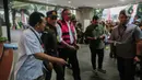 Ridwan keluar dengan dikawal oleh 2 petugas Kejagung. (Liputan6.com/Faizal Fanani)