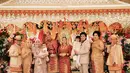 Aksesori lainnya pun tak kalah memukau. Gelang emas bertumpuk menghiasi kedua pergelangan tangannya, sementara kalung berlapis menambah dimensi kemewahan pada area dada. [@indahtrp].
