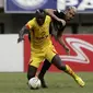 Striker Bhayangkara FC, Herman Dzumafo, berebut bola dengan pemain PSIS Semarang pada laga Shopee Liga 1 di Stadion Patriot Chandrabhaga, Bekasi, Selasa (20/8). Bhayangkara bermain imbang 0-0 dengan PSIS. (Bola.com/Yoppy Renato)