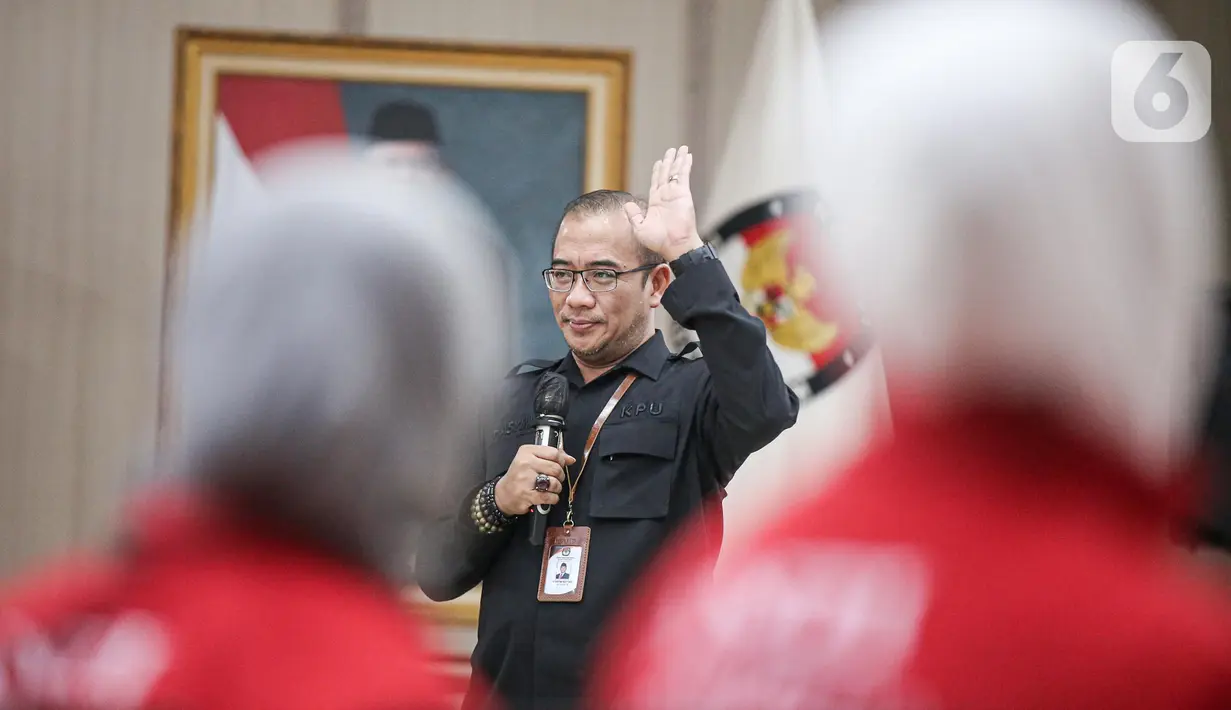 Ketua Komisi Pemilihan Umum (KPU), Hasyim Asy'ari memberi sambutan saat menerima pendaftaran Partai Solidaritas Indonesia (PSI) sebagai Partai Politik Calon Peserta Pemilu 2024 di Gedung KPU, Jakarta, Rabu (10/8/2022). Sejauh ini, 18 partai politik telah mendaftar ke KPU RI sejak hari pertama pendaftaran dibuka yaitu Senin, 1 Agustus 2022. (Liputan6.com/Faizal Fanani)