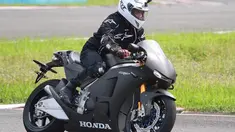 Salah satu yang kerap mengendarai motot gedenya ialah Desta. Suami dari Natasha Rizky ini mempunyai koleksi motor gede yang bermacam-macam dan beraneka garam.Kecintaan desta terhadap motor gede kerap ia tunjukkan dengan rela membeli motor dengan harga yang cukup fantastis.(Liputan6.com/IG/@desta80s)