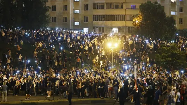 Para pengunjuk rasa berkumpul setelah pemilihan presiden Belarusia di Minsk, Belarusia, Minggu, 9 Agustus 2020.