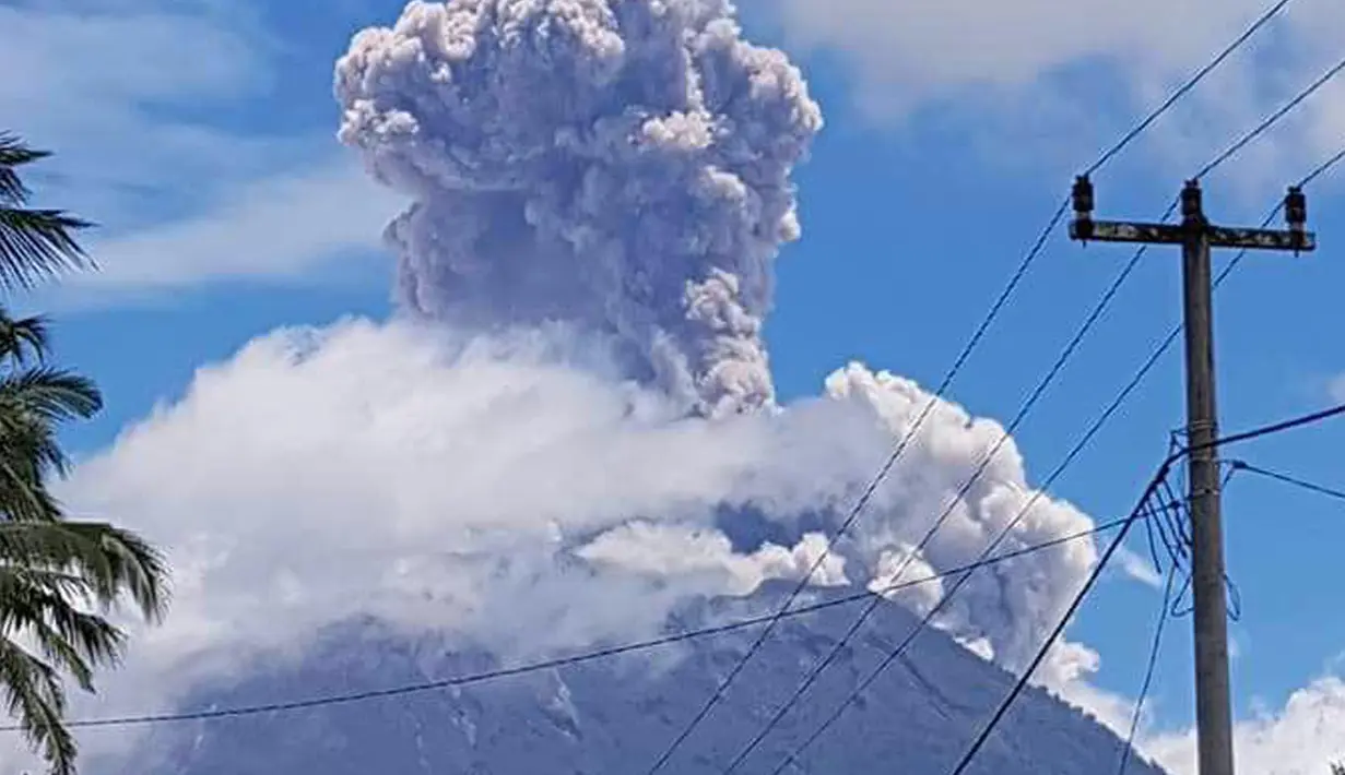Gumpalan abu tebal membumbung tinggi akibat letusan Gunung Sinabung di Kabupaten Karo, Sumatera Utara, Senin (19/2) pagi. Kolom abu vulkanis yang dihasilkan menjulang tinggi mencapai 5.000 meter atau 5 kilometer (km). (twitter/@id_magma)