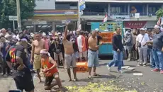 Peternak Pati Protes Harga Anjlok, Lempar Telur dan Ayam ke Kantor Bupati