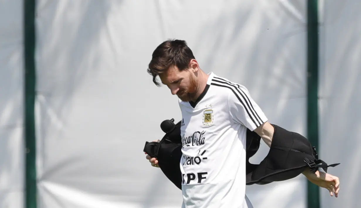 Bintang Argentina, Lionel Messi, tampak rileks bersama rekan-rekannya saat latihan di Brinnitsy, Sabtu (23/6/2018). Argentina akan melakoni laga hidup mati Piala Dunia 2018 melawan Nigeria. (AP/Ricardo Mazalan)