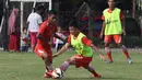 Ramdani Lestaluhu (kiri) dan Sutanto Tan beraksi pada latihan bersama Persija Jakarta di Lapangan Villa 2000, Pamulang, Tangerang Selatan, Senin (25/4/2016). (Bola.com/Nicklas Hanoatubun)