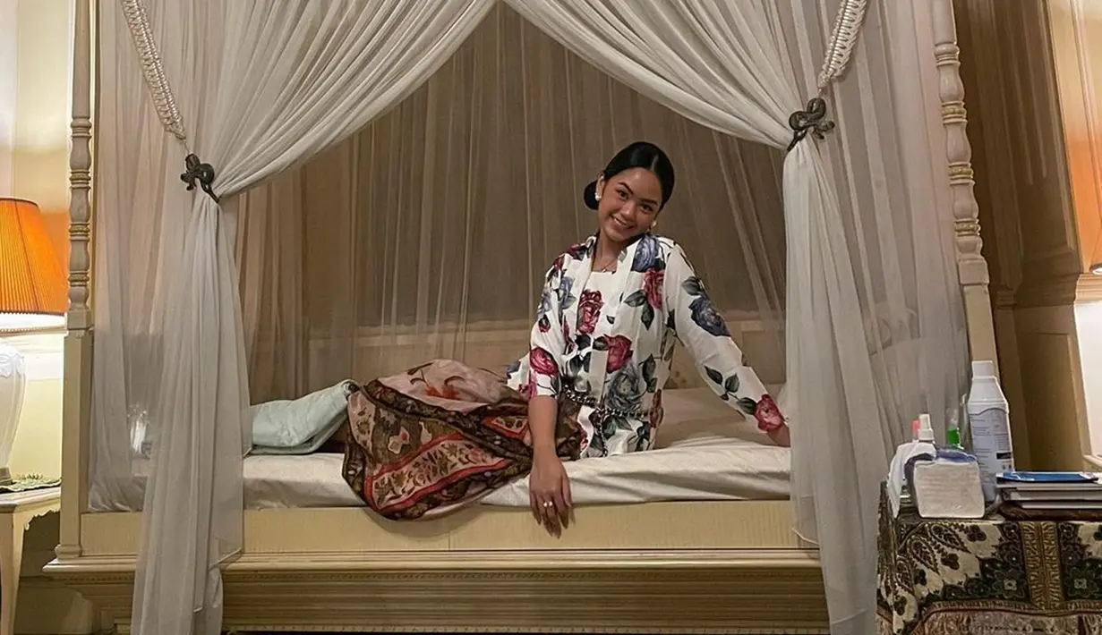 Rania Maheswari Yamin mencuri perhatian saat terlihat bersama dengan Jefri Nichol menghadiri ritual satu suro di Surakarta. Rania yang cukup aktif di media sosial Instagram kini sudah memiliki 44ribu pengikut. Tak jarang, wanita yang memiliki paras cantik ini membagikan potret kegiatan sehari-harinya. (Liputan6.com/IG/@raniaayamin)
