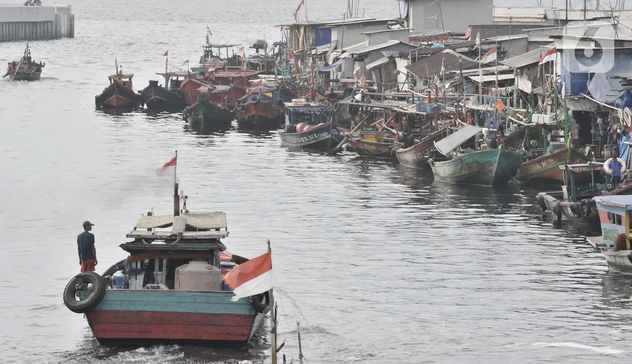Aktivitas nelayan di kawasan pesisir Cilincing, Jakarta, Senin (1/6/2020). Pemerintah menyiapkan bantuan untuk 1,1 juta nelayan terdampak Covid-19 melalui program Bantuan Langsung Tunai (BLT) sebesar Rp600 ribu per kepala keluarga tiap bulannya. (merdeka.com/Iqbal S. Nugroho)