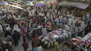 Suasana Raja Bazar jelang Hari Raya Idul Fitri, Rawalpindi, Pakistan, Selasa (19/5/2020). Raja Bazar terpantau ramai setelah pemerintah Pakistan melonggarkan lockdown karena pandemi virus corona COVID-19. (Farooq NAEEM/AFP)