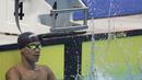 Perenang Indonesia, Jendi Pangabean, selebrasi usai menjadi yang tercepat pada Asian Para Games cabang renang nomor 100 meter gaya punggung S9 di Stadion Aquatic, Jakarta, Kamis (11/10). (Bola.com/Vitalis Yogi Trisna)