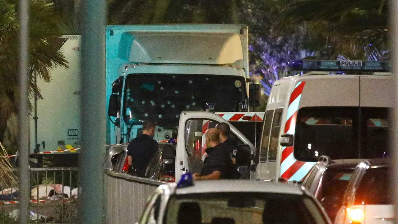 20160714-Penampakan Truk yang Serang Kerumunan Warga di Prancis-Prancis