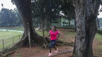 Pelari jarak jauh Indonesia, Triyaningsih, berlari saat latihan di Lapangan Ragunan, Jakarta, Selasa, (18/7/2017). Triyaningsih bersiap jelang SEA Games 2017 Malaysia. (Bola.com/Vitalis Yogi Trisna)