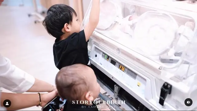 7 Potret Julia Prastini Lahiran Anak Ketiga, Ditemani Na Dae Hoon dan Buah Hati