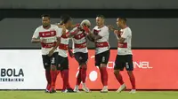 Pemain Madura United, Hugo Gomes dos Santos Silva merayakan gol ke gawang Persikabo 1973  pada laga BRI Liga 1 di Stadion Kapten I Wayan Dipta, Gianyar, Selasa (29/03/2022). (Bola.com/ M Iqbal Ichsan)