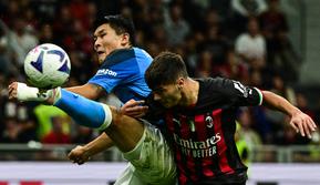 Bek Napoli, Min-jae Kim (kiri) dan gelandang AC Milan, Brahim Diaz berebut bola selama pertandingan lanjutan Liga Serie A Italia di stadion San Siro di Milan, Senin (19/9/2022). Napoli menang tipis atas AC Milan 2-1. (AFP/Miguel Medina)
