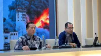 Juru Bicara Kemlu RI Lalu Muhammad Iqbal (kiri) dan Direktur Pelindungan WNI dan BHI Judha Nugraha (kanan) dalam pernyataan pers di Jakarta, Jumat (13/10/2023). (Liputan6/Benedikta Miranti)