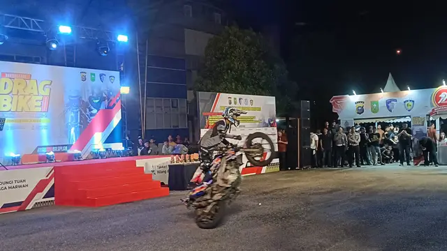 Aksi freestyle dalam pembukaan drag bike Polda Riau dalam rangkaian peringatan Hari Bhayangkara.