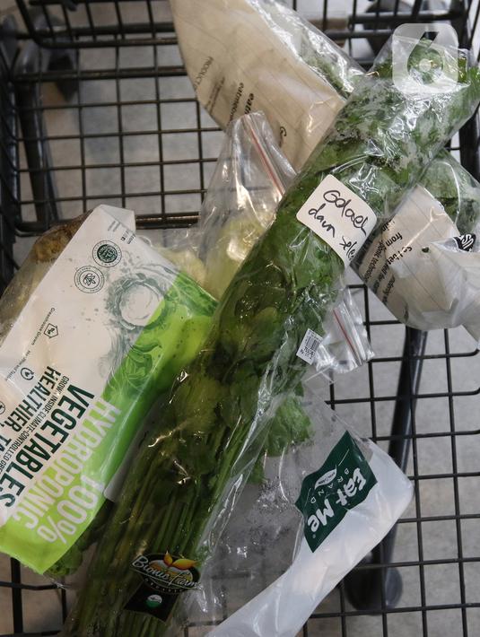 Sejumlah dicek di Swalayan Gelael, Pancoran, Jakarta, Senin (21/12/2020). Dinas Ketahanan Pangan, Kelautan dan Pertanian (KPKP) DKI Jakarta melakukan pengawasan pangan menjelang Natal 2020 dan Tahun Baru 2021 di lima wilayah kota, Senin (21/12). (Liputan6.com/Herman Zakharia)