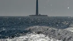 Turbin angin terapung pertama yang disebut "floatgen" di La Turballe, pantai barat Prancis, Jumat (28/9). Floatgen menjadi pembangkit listirk tenaga angin terapung pertama di Prancis dengan kaapsitas 2 MW. (AFP/SEBASTIEN SALOM GOMIS)
