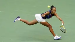 Emma Raducanu sukses membungkam petenis Kanada, Leylah Fernandez, pada laga final di USTA Billie Jean King National Tennis Center, Minggu (12/9/2021). (Foto:AP/Frank Franklin II)