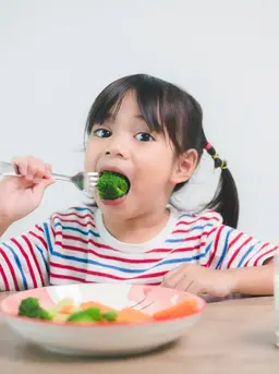Nutrisi seimbang saat buka dan sahur. (c) Shutterstock/FAMILY STOCK