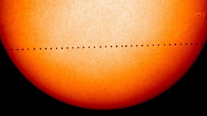 Citra pengamatan NASA dan ESA, Solar and Heliospheric Observatory, menunjukkan jalur Merkurius selama transit November 2006. (Solar and Heliospheric Observatory/NASA/ESA via AP)