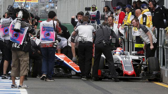 Mobil Rio Haryanto dan Romain Grosjean bertabrakan jelang latihan bebas ketiga Formula 1 GP Australia