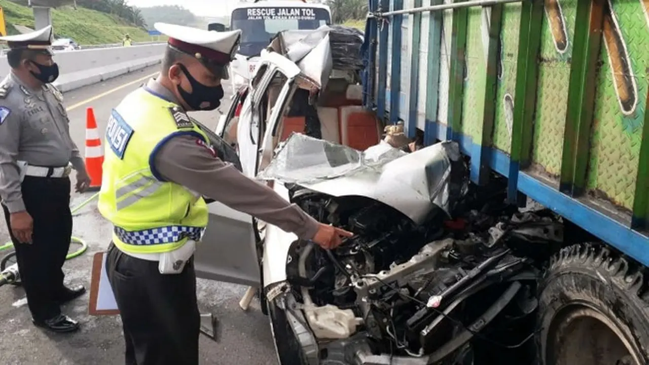 Personel Direktorat Lalu Lintas Polda Riau memeriksa kendaraan terlibat kecelakaan di jalan tol Pekanbaru-Dumai.