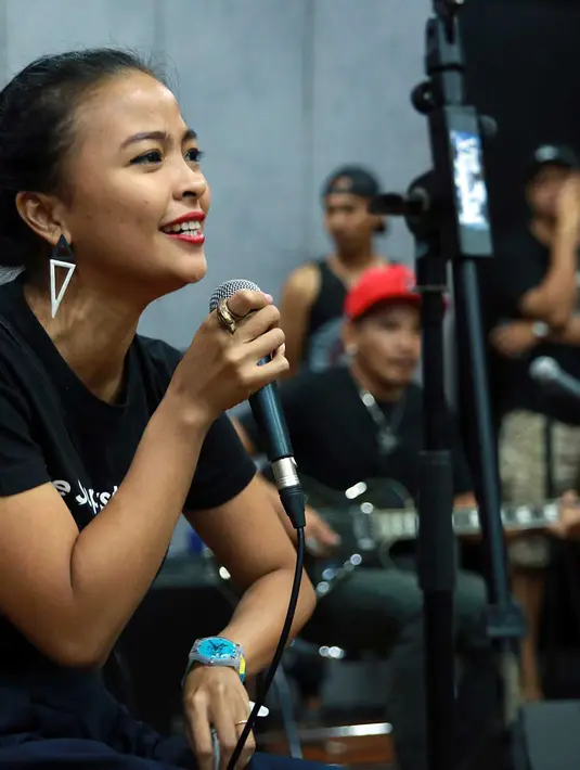 Tantri vokalis band Kotak dalam persiapannya untuk HUT SCTV ke-25. (Deki Prayoga/Bintang.com)