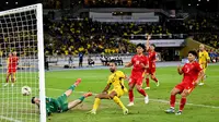 Pemain bertahan Timnas Malaysia, Corbin Ong, ketika mencetak gol ke gawang Vietnam dalam laga Kualifikasi Piala Asia 2027 di Stadion Bukit Jalil, Kuala Lumpur, Selasa (10/6/2025). Malaysia menang telak 4-0 atas Vietnam. (Mohd RASFAN / AFP)