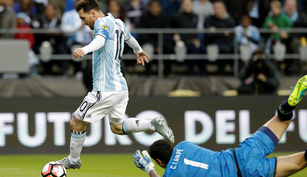 Pemain Argentina, Lionel Messi, berusaha melewati kiper Bolivia, Carlos Lampe, pada laga Grup D Copa America Centenario 2016 di CenturyLink Field, Seattle, Rabu (15/6/2016). (AFP/Jason Redmond)