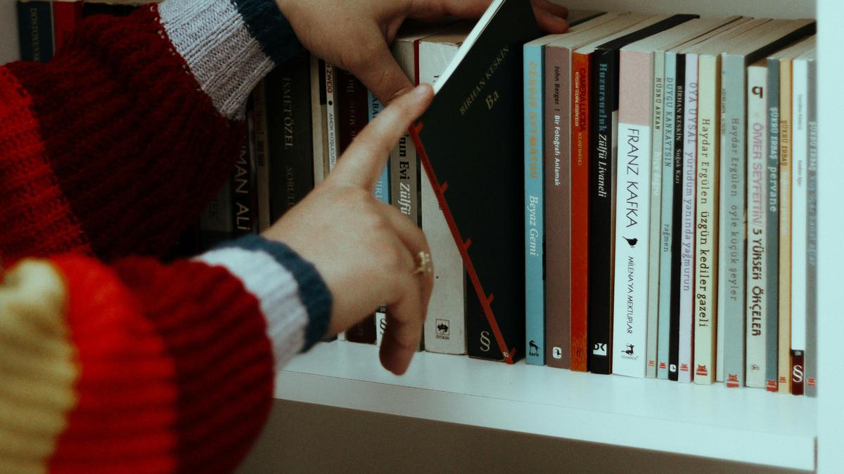 10 Contoh Desain Cover Buku Berdasarkan Jenisnya, Menarik Minat Pembaca