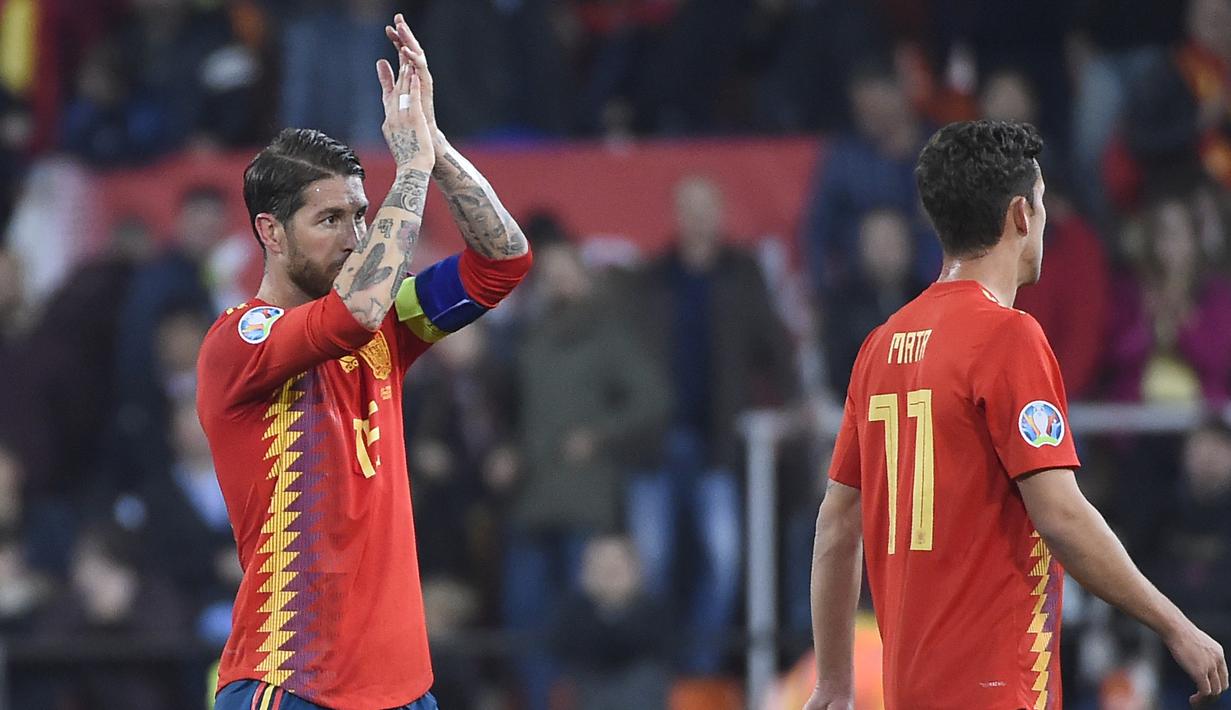 Bek Spanyol, Sergio Ramos, merayakan kemenangan atas Norwegia pada laga Kualifikasi Piala Eropa 2020 di Stadion Mestalla, Valencia, Sabtu (23/3). Spanyol menang 2-1 atas Norwegia. (AFP/Jose Jordan)