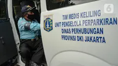 Petugas parkir melakukan pemeriksaan kesehatan di mobil Tim Medis Keliling di kawasan sabang, Jakarta, Kamis (18/2/2021). Pemeriksaan kesehatan tersebut merupakan program resmi Dishub DKI Jakarta. (Liputan6.com/Faizal Fanani)