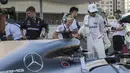 Pebalap Mercedes, Lewis Hamilton (2kanan) berada pada peringkat kedua klasemen sementara F1. Hamilton saat ini mengumpulkan 139 poin. (Valdrin Xhemaj/Pool via AP)