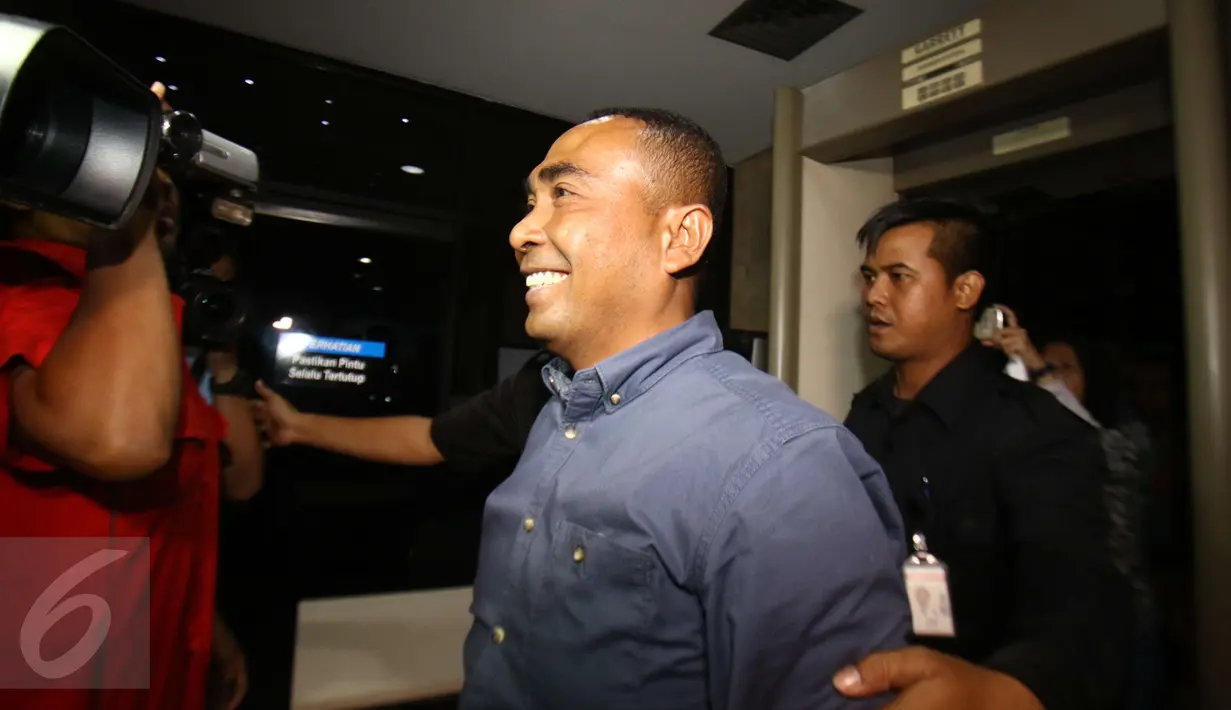 Bupati Buton, Samsu Umar Abdul Samiun saat tiba di Gedung KPK, Jakarta, Rabu (25/1). Samsu Umar kembali dipanggil KPK dengan paksa karena sebelumnya telah mangkir dua kali. (Liputan6.com/Helmi Afandi)