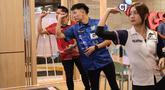 Dartslive Support Player asal Singapura Hedy Wong (kanan) dan Phuay Wei (tengah) bermain dengan pemain darts Indonesia Tirta Suparjo dalam acara peluncuran Darts Station di lantai F7 FX Sudirman, Senayan, Jakarta pada Sabtu (15/11/2025). (Bola.com/Abdul Aziz)
