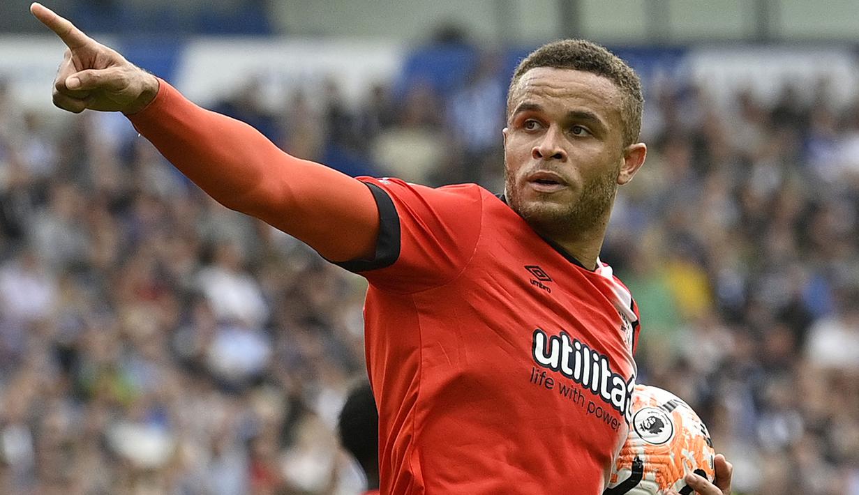 Carlton Morris, striker Luton Town berusia 28 tahun ini tercatat telah mencetak total 4 gol dan 4 assist dari 20 laga di Premier League 2023/2024. Dua gol di antaranya dihasilkan melalui eksekusi penalti, yaitu saat kalah 1-4 dari Brighton and Hove Albion pada pekan pertama (12/8/2023) dan saat bermain imbang 1-1 dengan Wolverhampton Wanderers pada pekan ke-6 (23/9/2023). (AFP/Justin Tallis)