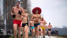 Peserta berlari saat mengikuti lomba Underpants Run di tepi sungai Danube di Beograd, Serbia (4/2). Dengan hanya mengenakan pakaian dalam para peserta tetap semangat mengikuti lomba dengan suhu mendekati nol derajat Celcius. (AFP Photo/Andrej Isakovic)