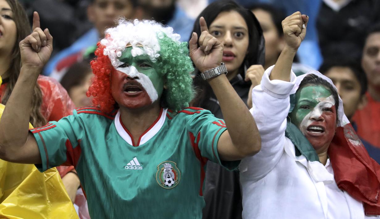 Fans Meksiko mewarnai rambut dan wajah saat memberikan dukungan kepada timnya melawan Panama pada laga kualifikasi Piala Dunia 2018 di Azteca Stadium, Meksiko, (1/9/2017).  (AP/Christian Palma)