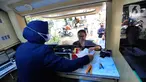 Warga saat membayar pajak bumi dan bangunan (PBB) dalam kegiatan program Pajak Keliling Depok Bersama dan Terpadu (PALING D'BEST) di kawasan Cinere, Depok, Senin (22/8/2022). Program PALING D'BEST adalah memberikan kemudahan bagi masyarakat dengan membebaskan denda PBB sampai tahun 2022 dan pengajuan penghapusan pengurangan pembayaran pokok PBB. (merdeka.com/Arie Basuki)