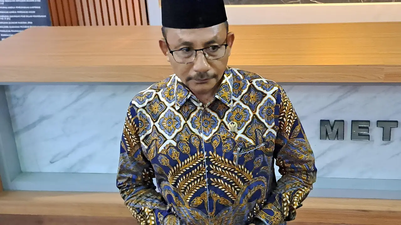 Anggota DPD RI asal Aceh H Sudirman atau yang akrab disapa Haji Uma saat mendatangi Polda Metro Jaya, Jumat (9/8/2024).