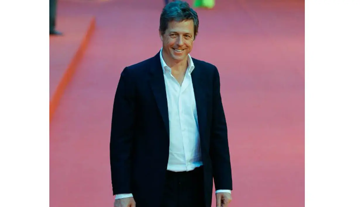 Aktor asal Inggris, Hugh Grant saat melintas di red carpet festival film Shanghai ke-17 di Shanghai Grand Theater, Cina, (14/6/14). (AFP PHOTO)