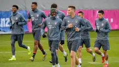 Para pemain Bayern Munchen melakukan pemanasan selama sesi latihan di Munich, Jerman selatan (12/3). Bayern Munchen akan bertanding melawan wakil Inggris, Liverpool pada leg kedua babak 16 besar Liga Champions. (AFP Photo/Matthias Balk)