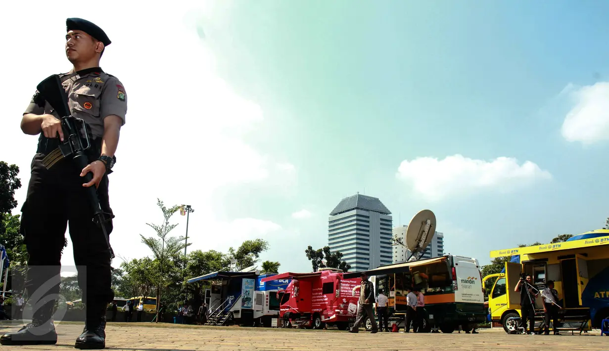 Seorang polisi berjaga ditempat penukaran uang receh di Monas, Jakarta, Selasa (30/6/2015). Bank Indonesia bekerjasama dengan 14 bank lainnya membuka loket penukaran uang pecahan kecil sejak 17 Juni-15 Juli 2015. (Liputan6.com/Faizal Fanani)