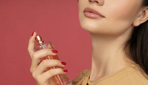 Kombinasi lip tint dan parfum untuk kesan hangat dan romantis. (AtlasStudio/Depositphotos)